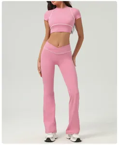 Set crop top sportivo rosa e pantaloni yoga a zampa da donna per fitness e allenamento.