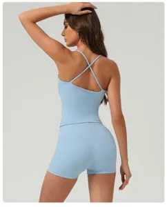 Ensemble de yoga slim bleu clair avec un élégant caraco à dos croisé et un short assorti.