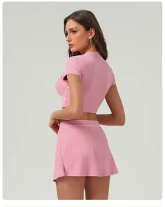 Top corto sportivo rosa da donna e gonna pantaloncino dettaglio per fitness yoga corsa allenamento