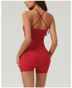 Ensemble de yoga fitness rouge avec dos à brides, haut ajusté et short pour femmes sport.