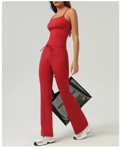 Vue détaillée du caraco rouge vif et du magnifique pantalon évasé de l'ensemble.
