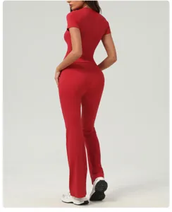 Ensemble de sport rouge haut court à manches courtes et pantalon évasé vue détaillée.