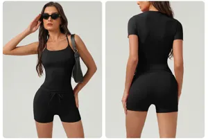 Ensemble de yoga sportif noir près du corps avec haut et short, idéal pour le fitness et les loisirs.