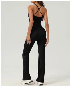 Ensemble de yoga noir pour femme avec haut à bretelles et pantalon évasé pour fitness.