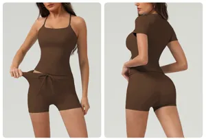 Vue détaillée de l'ensemble de fitness de sport marron pour femmes en tissu extensible.