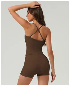 Ensemble de sport yoga marron haut croisé et short vue de détail, vêtement fitness élastique.