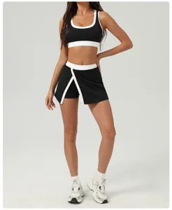 Μοντέρνο ασπρόμαυρο αθλητικό σετ με crop top και κομψή φούστα τένις με πλαϊνά σκισίματα.