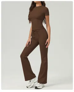 Vue détaillée du haut à manches courtes et du pantalon évasé marron pour femme.