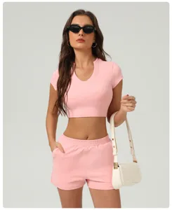 Vue detaillee du crop top rose tendance et de son short assorti mettant en valeur le tissu.