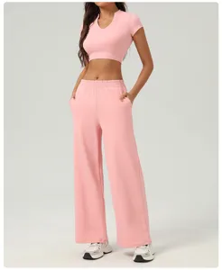 Ensemble haut court rose et pantalon de survêtement large pour loisirs et fitness sportif.