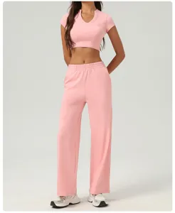 Ensemble crop top rose et pantalon large, vue détail de tenue fitness, tissu doux.