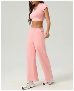 Ensemble haut court rose et pantalon de survêtement large pour femme, tenue de sport.