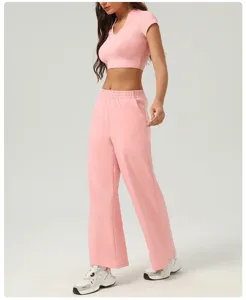 Ensemble haut court de sport rose et pantalon de jogging large, vue détail fitness.