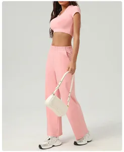 Ensemble crop top rose et pantalon de survêtement ample taille haute, tenue décontractée.
