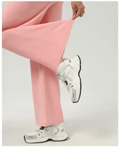Gros plan détaillé sur l'ourlet de pantalon de sport femme et baskets chunky respirantes.