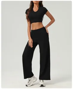 Vue détaillée du pantalon de survêtement noir taille haute à jambes larges, coupe ample et confortable.