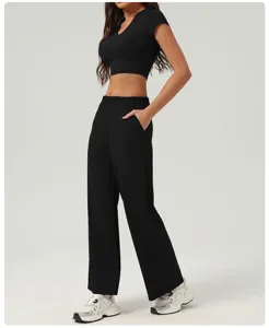 Vue détaillée du pantalon de sport noir taille haute pour femme et crop top, coupe confortable.