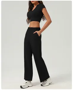 Vue détaillée du crop top noir à manches courtes et du pantalon assorti pour le sport.