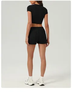 Vue arrière détail de ensemble haut court noir uni et short de sport pour femme en studio
