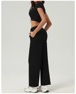 Vue détaillée latérale de haut court de sport noir et pantalon large taille haute femme.