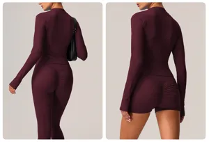 Haut de yoga à manches longues bordeaux pour femme avec leggings et short assortis.