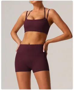 Ensemble soutiens-gorge de sport et short taille haute bordeaux pour yoga et fitness.
