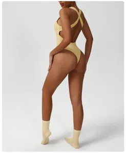 Vista dettagliata del retro di un body da yoga intero giallo incrociato, abbigliamento fitness.