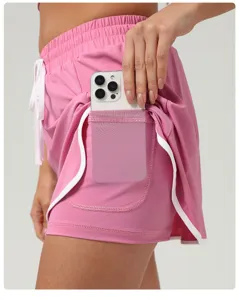 Detailansicht der rosa Sportrocktasche mit Smartphone, schnelltrocknendes Material.
