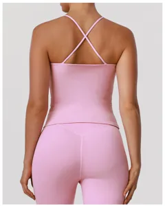 Rugdetails en pasvorm van de roze yogatop met kruisbandjes en bijbehorende sportlegging.