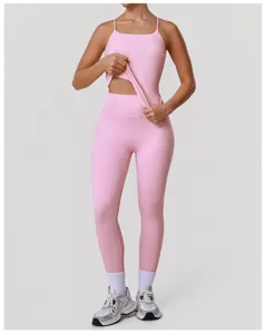 Gedetailleerd overzicht van roze fitness yoga top en leggings, ademende sportstof materiaal.