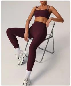 Détail de l'ensemble de yoga bordeaux pour femmes, montrant le tissu extensible et ajusté.