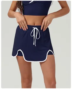 Detailansicht der schnelltrocknenden Damen Sport Skort, marineblaue Tennisrock für Fitness.