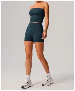 Vista dettagliata del crop top sportivo verde scuro e del set di pantaloncini da yoga.