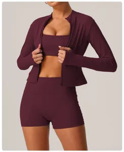 Vue détaillée de l'ensemble veste de sport et short bordeaux à séchage rapide.
