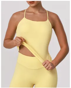 Gele yoga-top in detailweergave, met nadruk op rekbare stof en slanke pasvorm.