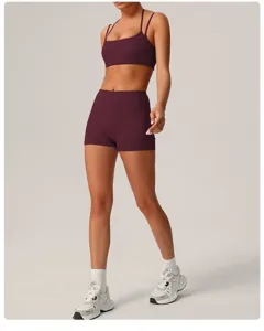 Ensemble de sport bordeaux sans coutures soutien-gorge et short taille haute pour femmes.