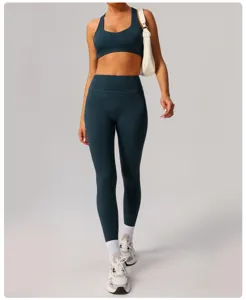 Vista dettagliata del set yoga senza cuciture ad asciugatura rapida con leggings a vita alta.