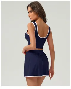 Ensemble haut de sport et short bleu marine pour femmes avec finitions blanches.