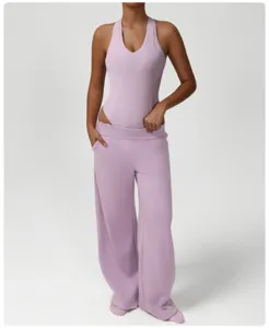 Body sportivo viola a costine e pantaloni larghi comodi per un perfetto allenamento.