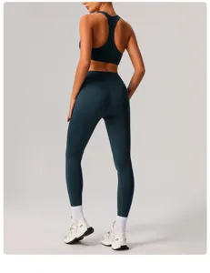 Dettaglio posteriore di set reggiseno sportivo da donna e pantaloni yoga vita alta, asciugatura rapida.
