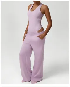 Tuta da yoga a coste in un pezzo e pantaloni della tuta per fitness e sport da donna.