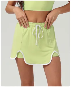 Limettengrünes Sport-Tennis-Rock-Detail mit weißem Kordelzug und kontrastierendem Saum.