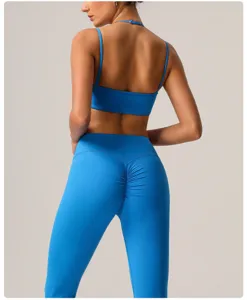 Vue détaillée de la brassière de sport bleue et du legging de yoga push-up pour fitness.