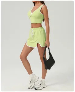 Ensemble de sport croisé vert pour femme avec haut et short de fitness en détail