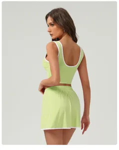 Ensemble débardeur et short de sport vert clair avec bordure blanche pour fitness.