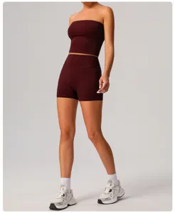 Vista di dettaglio del set sportivo da yoga senza cuciture, top a fascia e pantaloncini a vita alta.