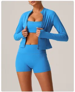 Vue détaillée de l'ensemble de sport pour femme, veste zippée bleue et short assorti.