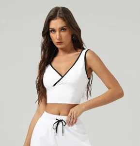 Soutien-gorge de sport yoga blanc à col V croisé avec bordure noire, haut fitness.