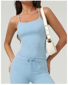 Ensemble haut court caraco bleu clair et pantalon de sport, idéal pour le yoga et le fitness.