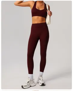 Dettaglio set yoga bordeaux donna, tuta sportiva fitness elastica ad asciugatura rapida.